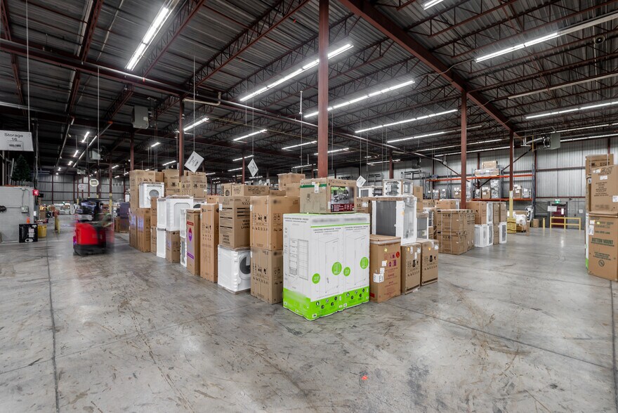 More Photos Of 1415 32e Avenue, Montréal Distribution For Lease