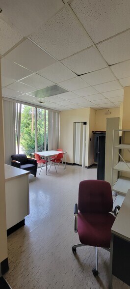 More Photos Of 1609 Main St, Pleasant Valley Bank For Lease