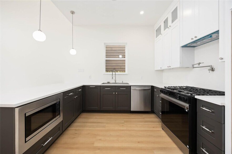 More Photos Of 422 E 41st St, Houston Multifamily For Sale