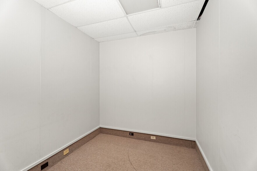 More Photos Of 1212 S Air Depot Blvd, Oklahoma City Office For Sale