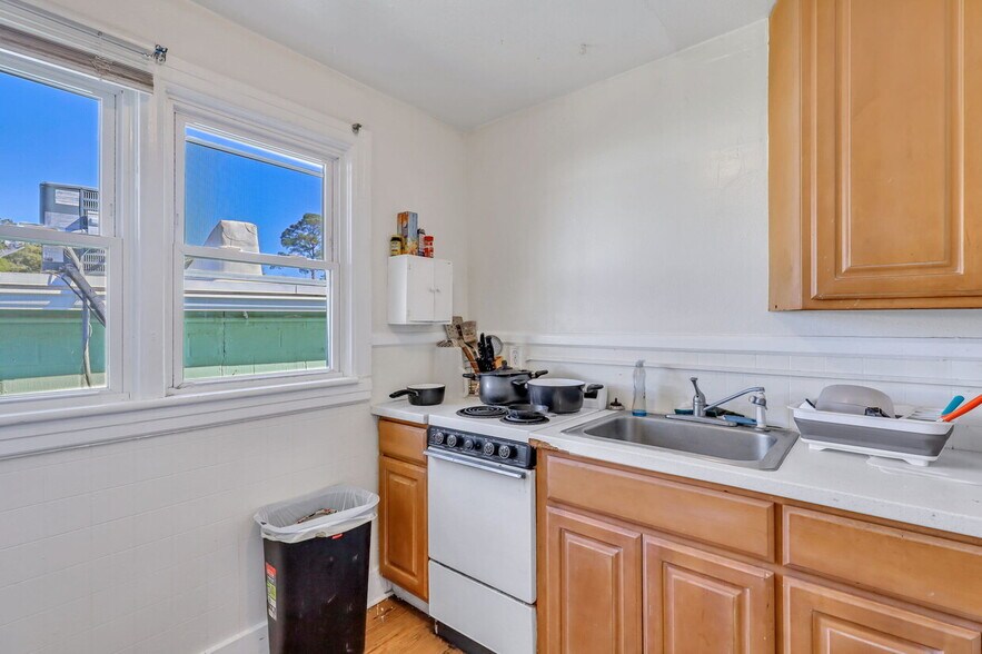 More Photos Of 2203 Skidaway Rd, Savannah Freestanding For Sale