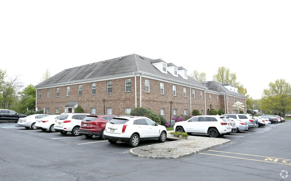 More Photos Of 167 Avenue at the Commons, Shrewsbury Office For Lease