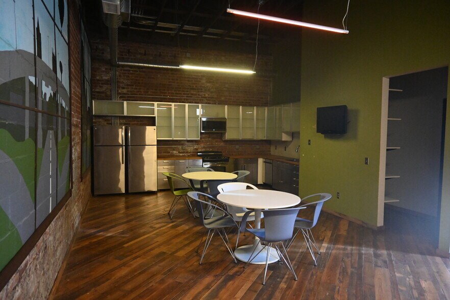 More Photos Of 2566 Leavenworth St, Omaha Storefront Retail Office For Sale