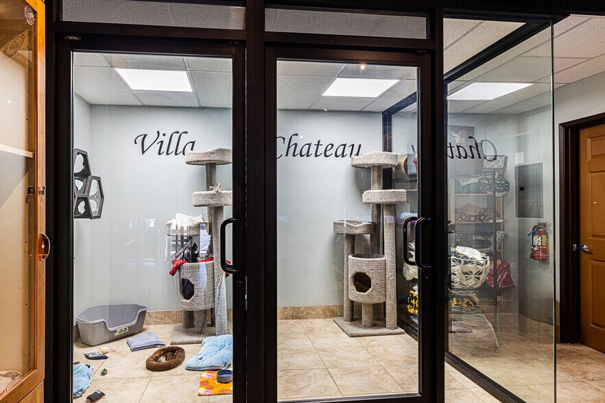 More Photos Of 26055 Bouquet Canyon Rd, Santa Clarita Veterinarian Kennel For Sale