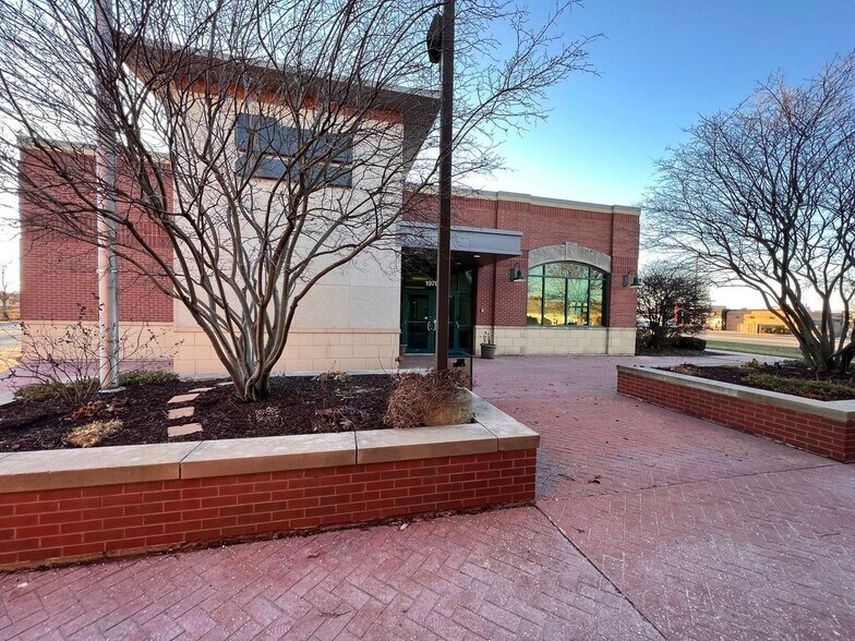 More Photos Of 1978 W Wilson St, Batavia Bank For Lease