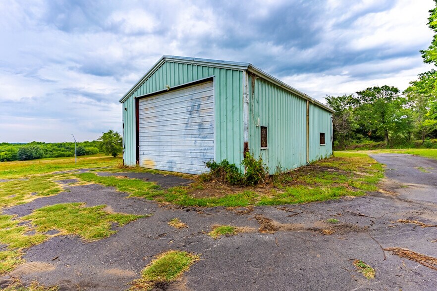 More Photos Of 1021 Grove st, Kaufman Warehouse For Sale