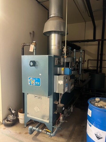 More Photos Of 2600 NE Division St, Bend Storefront Retail Office For Lease