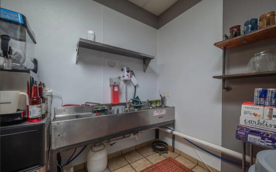 More Photos Of 1107 Cherokee Ave, Seneca Restaurant For Sale