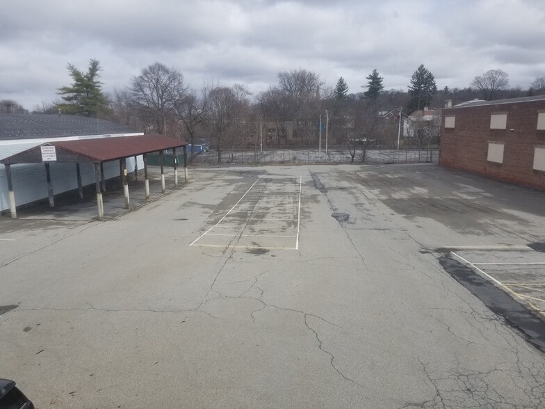 More Photos Of 337 Mill St, Poughkeepsie Showroom For Lease