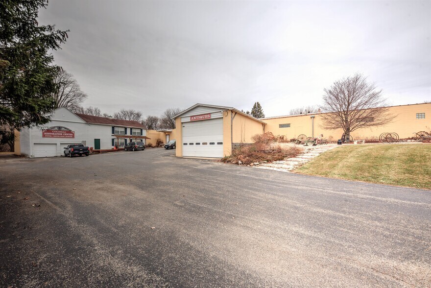 More Photos Of 890 Lake Ave, Woodstock General Retail For Sale