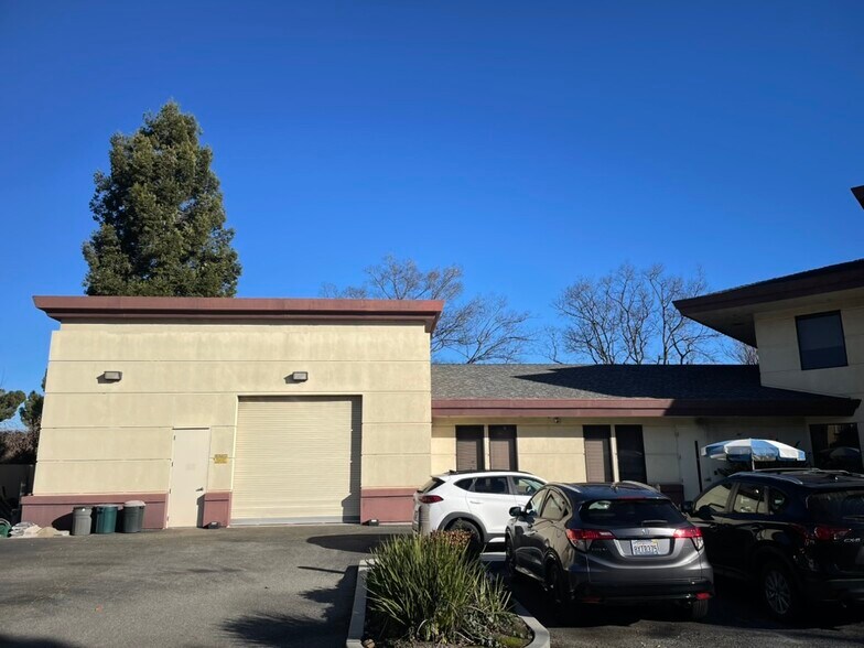 More Photos Of 299 Fairchild Dr, Mountain View Light Distribution For Lease