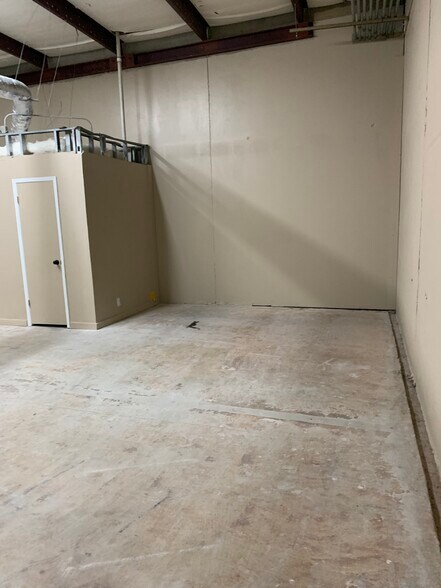 More Photos Of 6209-6213 Grissom Rd, San Antonio Self Storage For Lease