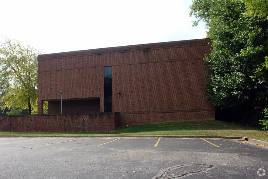 More Photos Of 9911 Shelbyville Rd, Louisville Office For Sale
