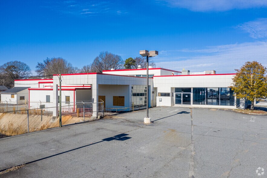 More Photos Of 4800 E Independence Blvd, Charlotte Auto Dealership For Lease