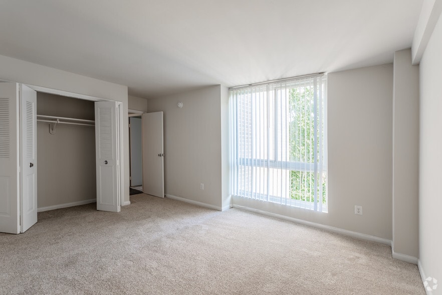 More Photos Of 8150 Lakecrest Dr, Greenbelt Apartments For Sale