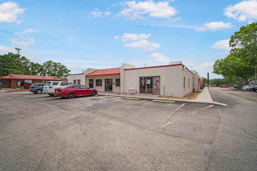 More Photos Of 102 Flagship Dr, Lutz Storefront Retail Office For Lease