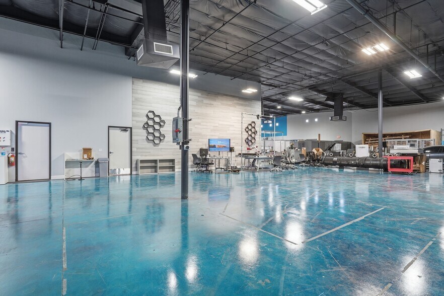 More Photos Of 3401 E Harbour Dr, Phoenix Light Manufacturing For Lease