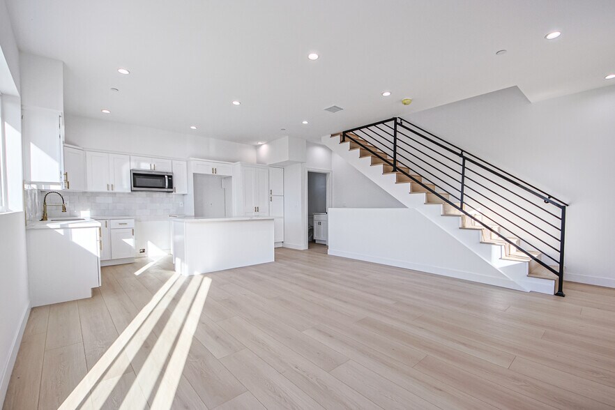 More Photos Of 2404 S Cochran Ave, Los Angeles Apartments For Sale