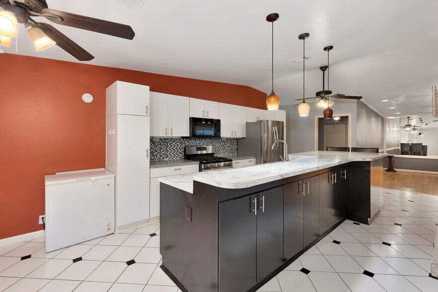 More Photos Of 7648 Broadview Dr, Houston Apartments For Sale