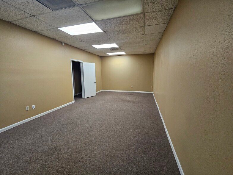 More Photos Of 14741 Pebble Bend Dr, Houston Loft Creative Space For Lease