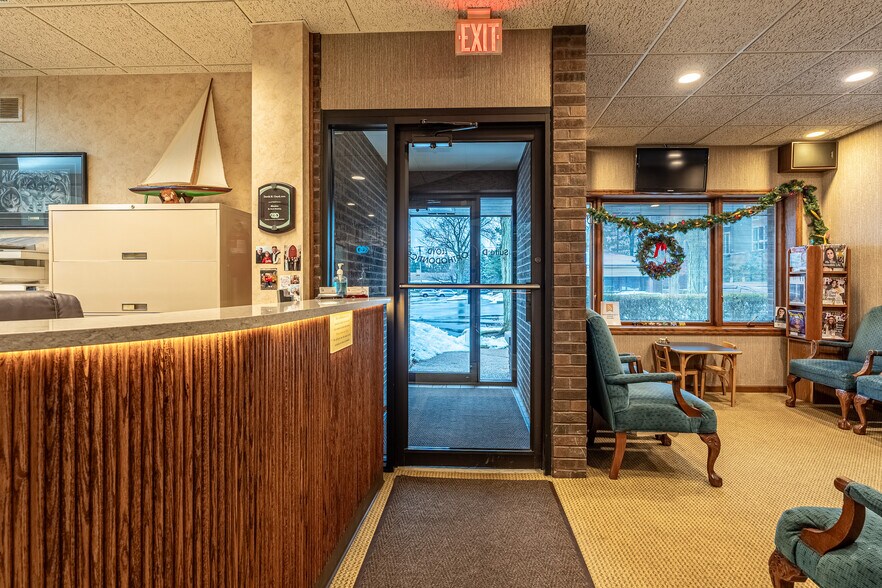 More Photos Of 915 N Milwaukee Ave, Libertyville Office For Sale