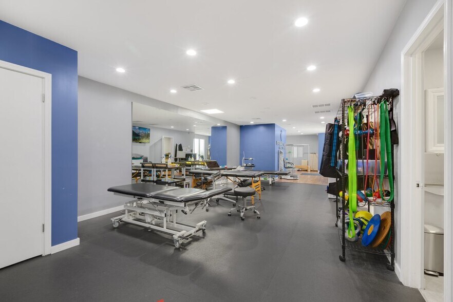 More Photos Of 10738 Riverside Dr, North Hollywood Medical For Lease