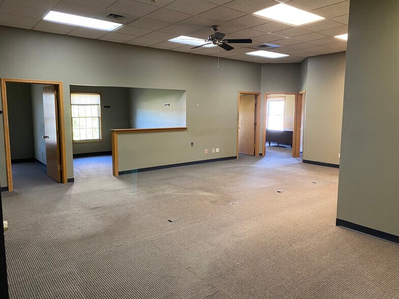 More Photos Of 2705 Happy Joe Dr, Bettendorf Office For Sale