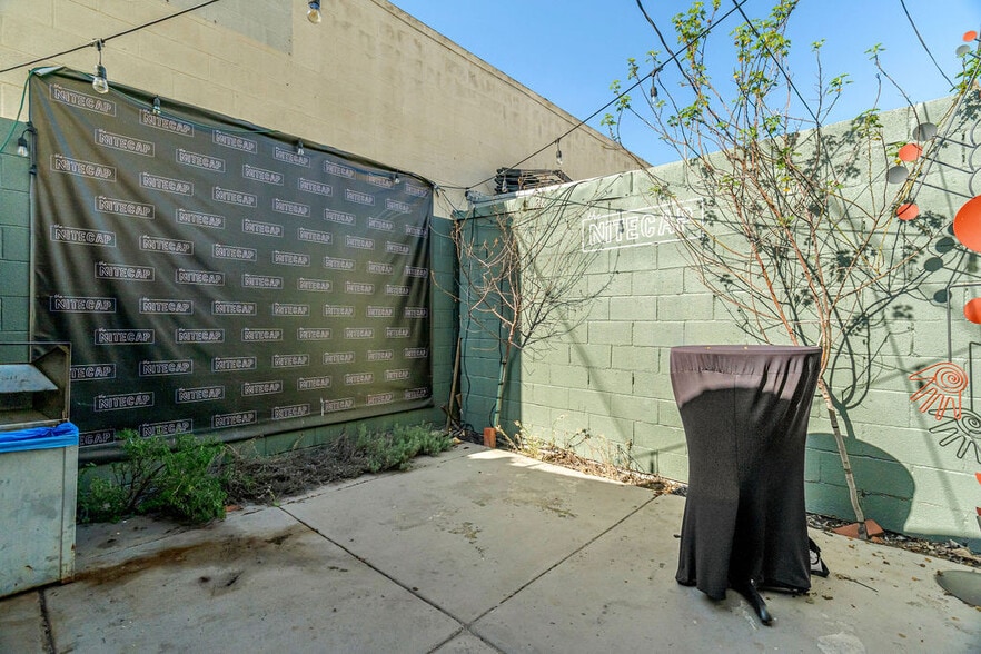 More Photos Of 2200 W Burbank Blvd, Burbank Storefront Retail Office For Sale