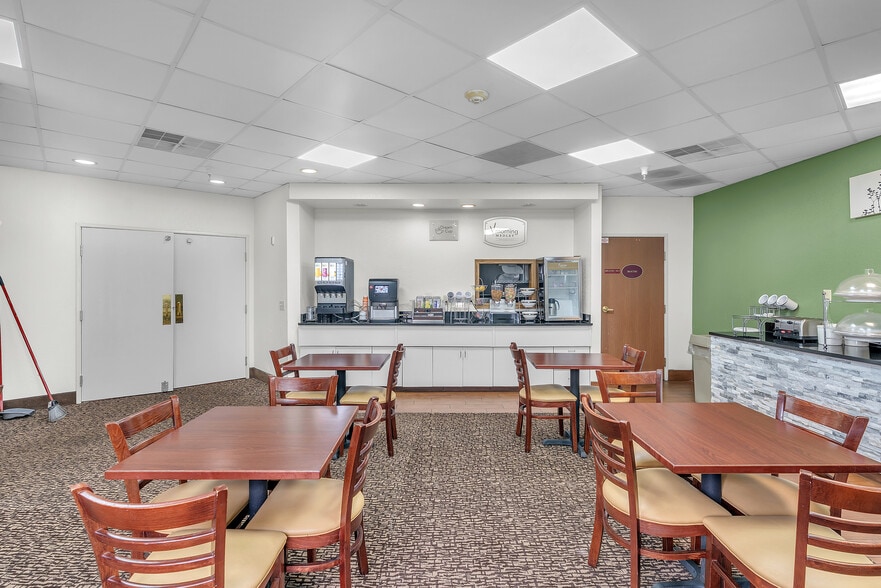 More Photos Of 220 Caravan Dr, Elkhart Hotel For Sale