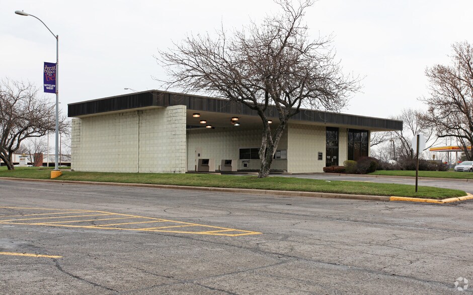 More Photos Of 10300 Mastin St, Overland Park Bank For Sale