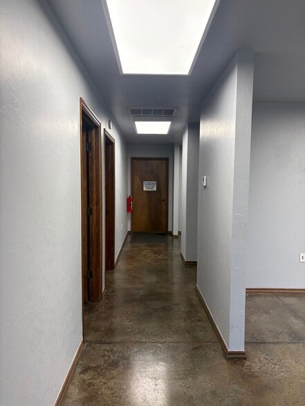 More Photos Of 9708 NW 6th St, Oklahoma City Distribution For Lease