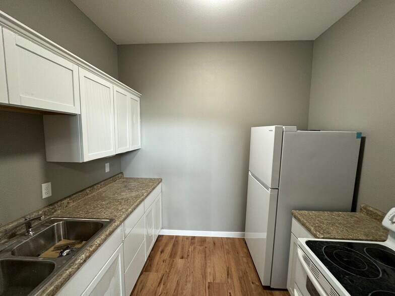 More Photos Of 112 NW 2nd Ave, Mandan Storefront Retail Residential For Lease