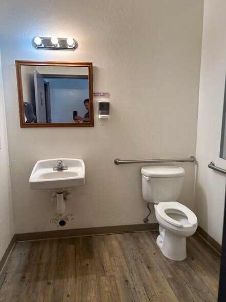 More Photos Of 700 S Bennett Dr, Dewey Warehouse For Lease