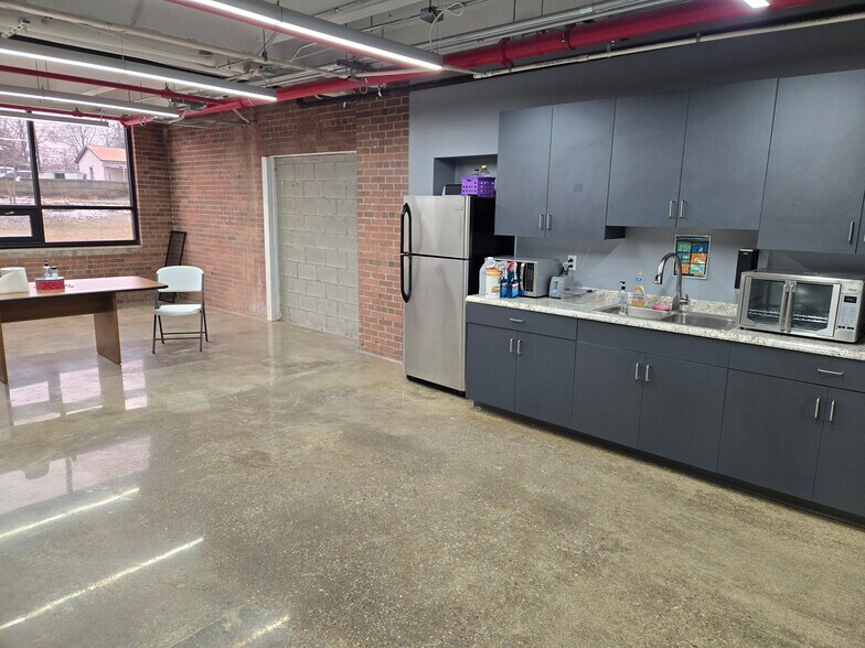 More Photos Of 2085 Humphrey St, Fort Wayne Loft Creative Space For Lease