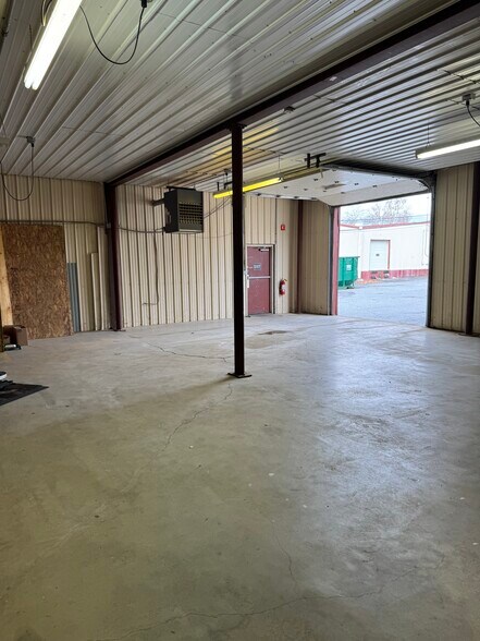 More Photos Of 72 W Main St, Reinholds Light Distribution For Lease