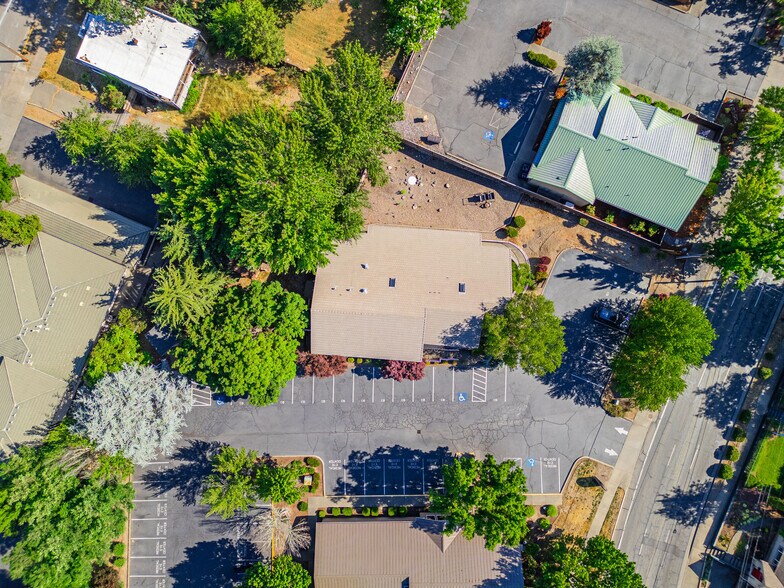 More Photos Of 873 NE 7th St, Grants Pass Medical For Lease