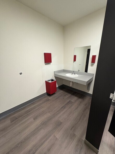 More Photos Of 1385 Pama Ln, Las Vegas Warehouse For Lease