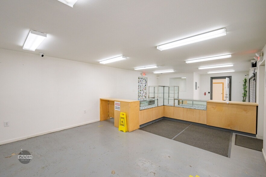 More Photos Of 5320 W Parks Hwy, Wasilla General Retail For Sale
