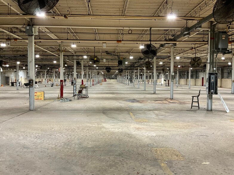 More Photos Of 400 Myron St, Youngstown Manufacturing For Lease
