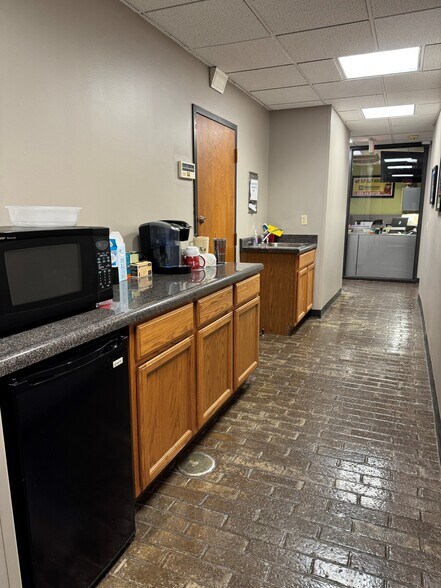 More Photos Of 1703 E Skelly Dr, Tulsa Office For Lease