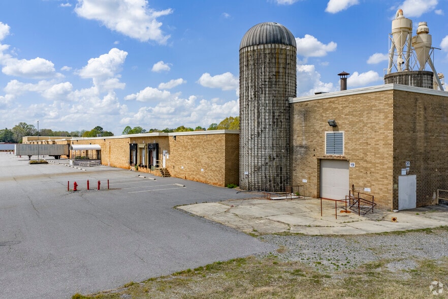 Primary Photo Of 375 Sharpe Ln, Hiddenite Distribution For Sale