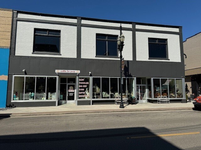 Primary Photo Of 5716-5720 6th Ave, Kenosha Restaurant For Sale