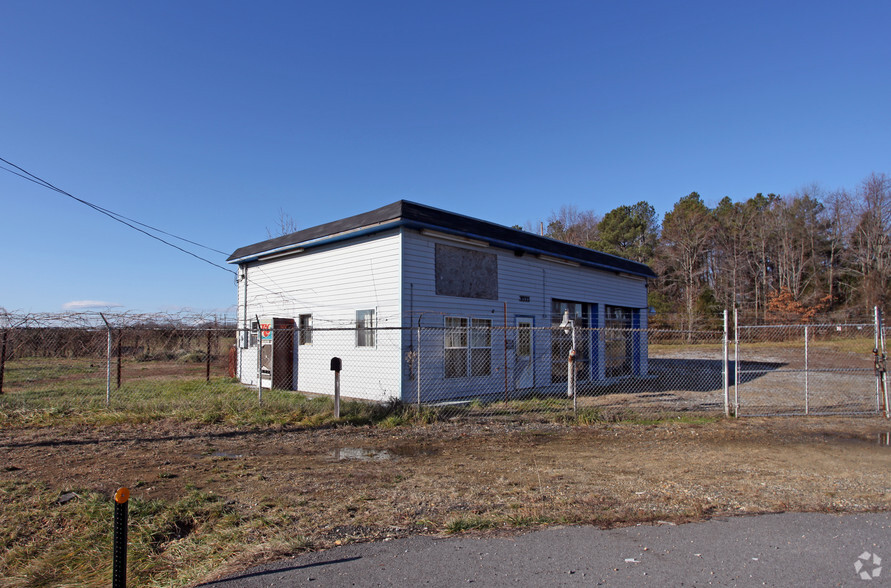 Primary Photo Of 9335 Crain Hwy, Faulkner Auto Repair For Lease