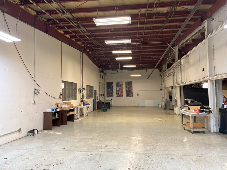 More Photos Of 508 Pasadena Ave, Crest Hill Manufacturing For Sale