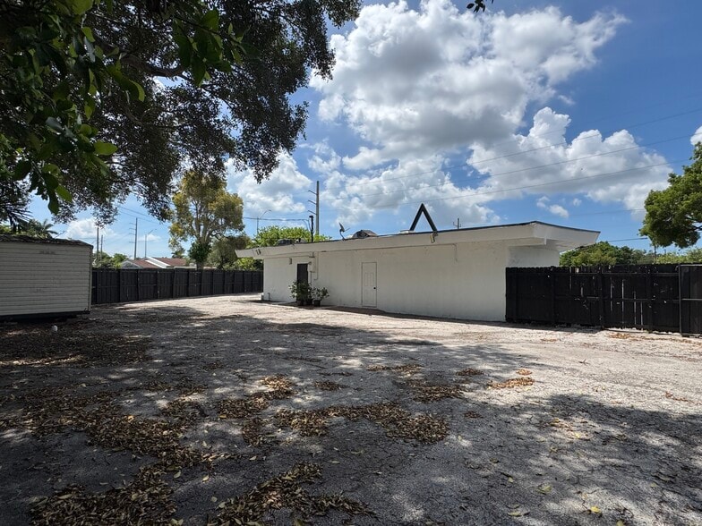 More Photos Of 1605 NW 95th St, Miami Freestanding For Sale