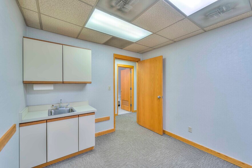More Photos Of 900 E Michigan Ave, Jackson Office For Lease