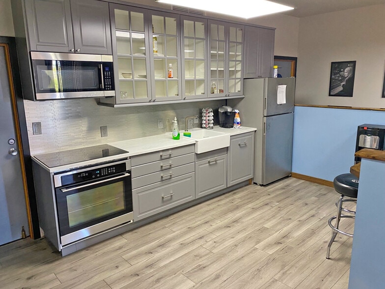 More Photos Of 6383 Rose Ln, Carpinteria Warehouse For Lease