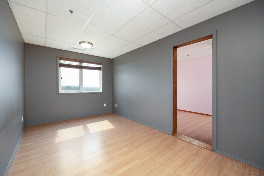 More Photos Of 105 Oak Crt, Anzac Warehouse For Sale