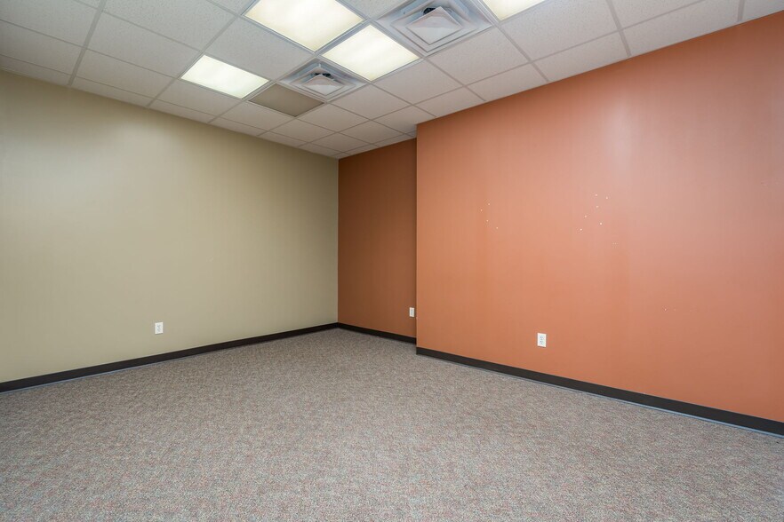 More Photos Of 108 S Minnesota Ave, Saint Peter Storefront Retail Office For Sale