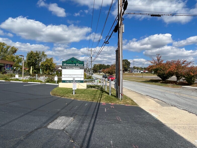 More Photos Of 1303 7th Ave E, Hendersonville Storefront Retail Office For Lease